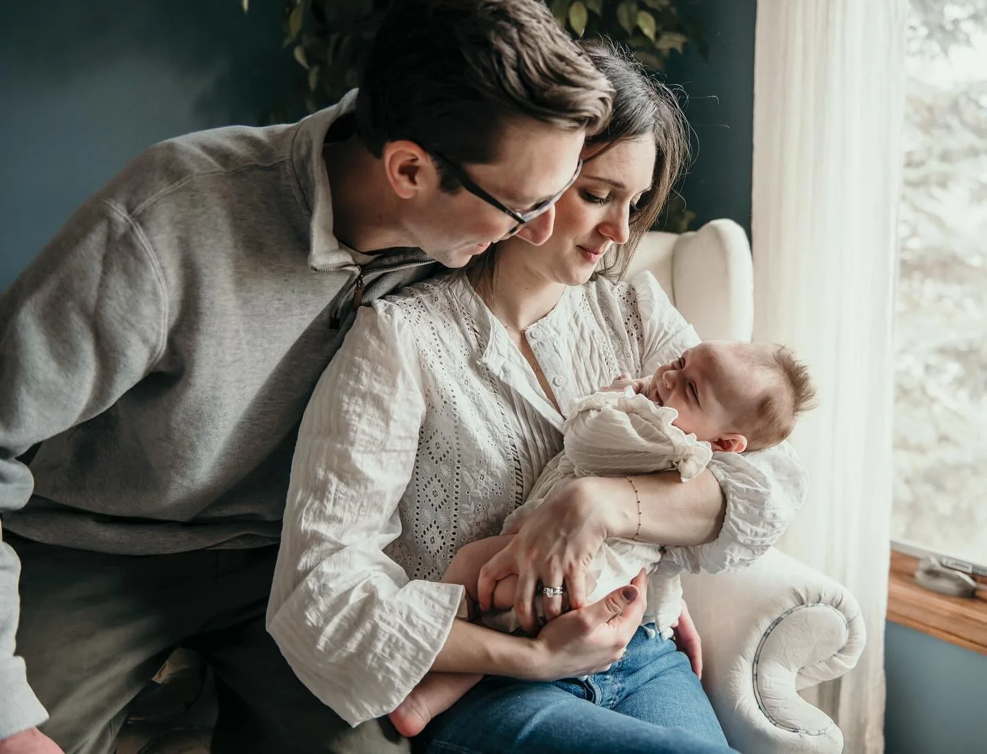 Not every newborn wants to nap&mdash;and that&rsquo;s perfectly okay.
Every baby is different, and sometimes those bright, curious eyes are wide open during their session. Whether they&rsquo;re snoozing peacefully or taking in the world around them, 