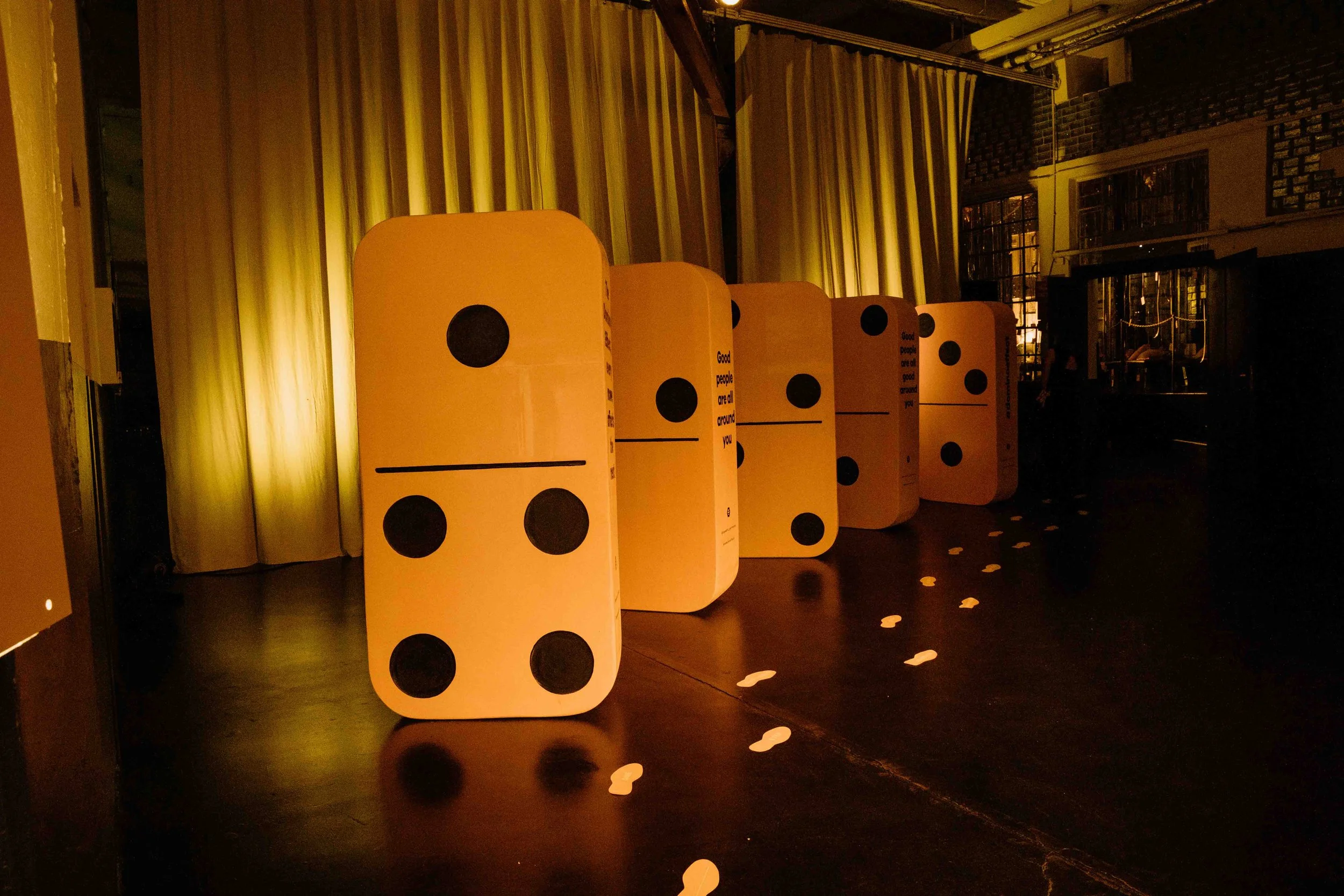 Bumble_DominoEffect_VDay_Berlin_04.jpg