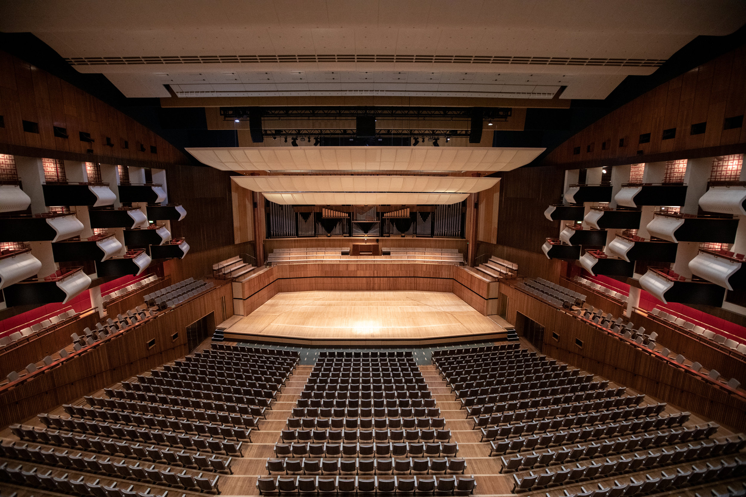 Снять концертный зал. Royal Festival Hall London. Королевский Фестивальный зал в Лондоне. Саутбэнк центр. Королевского фестивального зала.