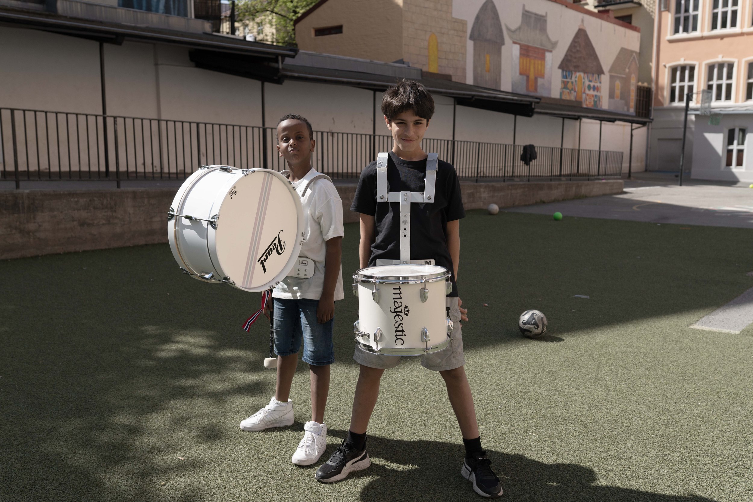  Mahir (10) og Adam (10) går i 4A og 4B på Tøyen skole. De spiller også i orkesteret, og en gang i året blir  Tøyen orkester til et korps.  