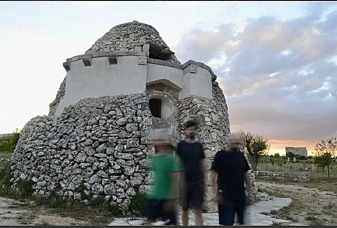 🌕 🌖 This is the Trullo, recording site of ‘lunae’ surrounded by olive trees and ancient caves in Puglia 🌒🌓 scroll to see what happened inside. To listen to the trullo check the link in bio 🌞
#fieldrecording #trullo #moon #sitespecif