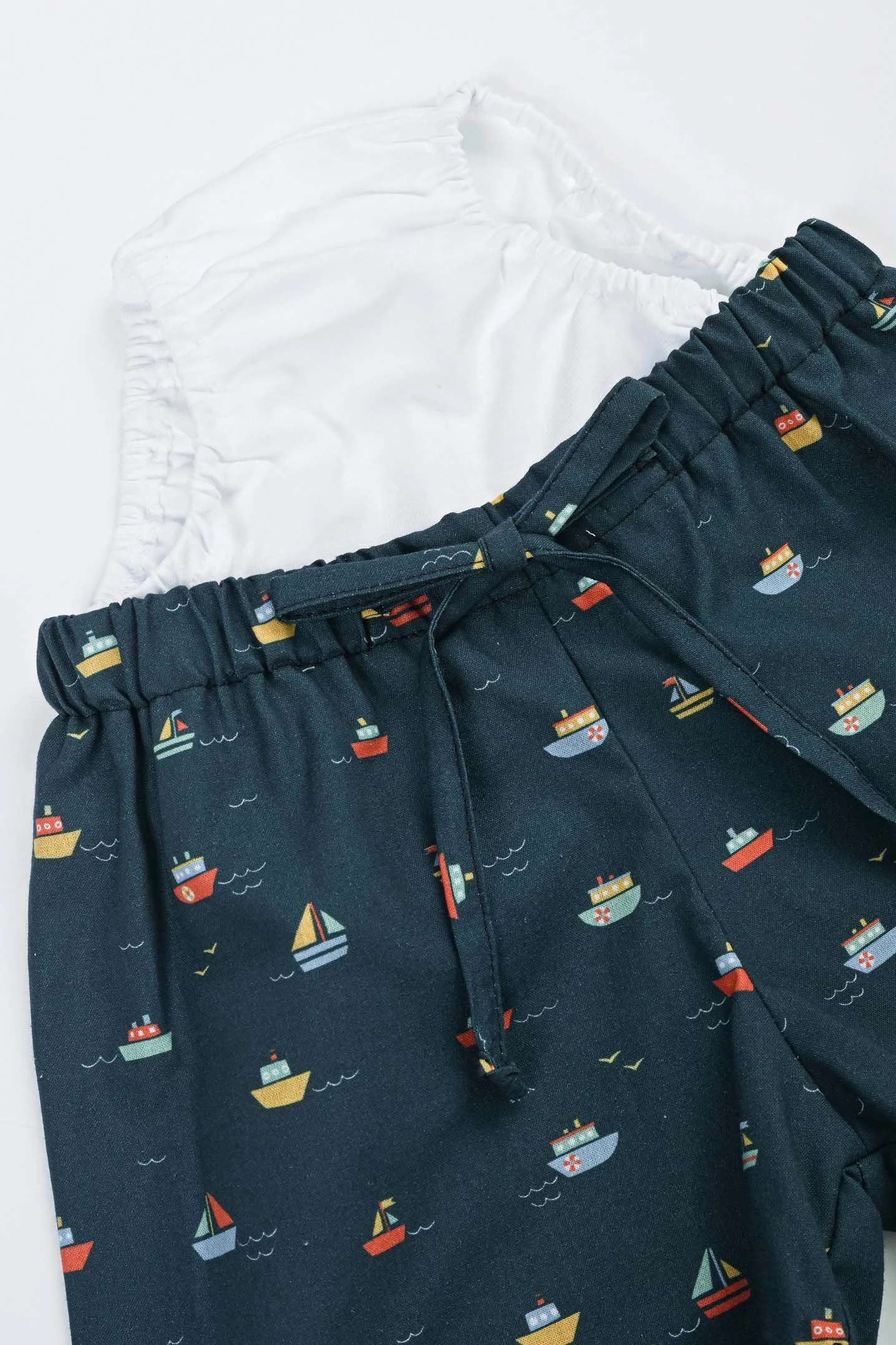 Pantaloncino da mare per bambino fantasia barchette dettaglio