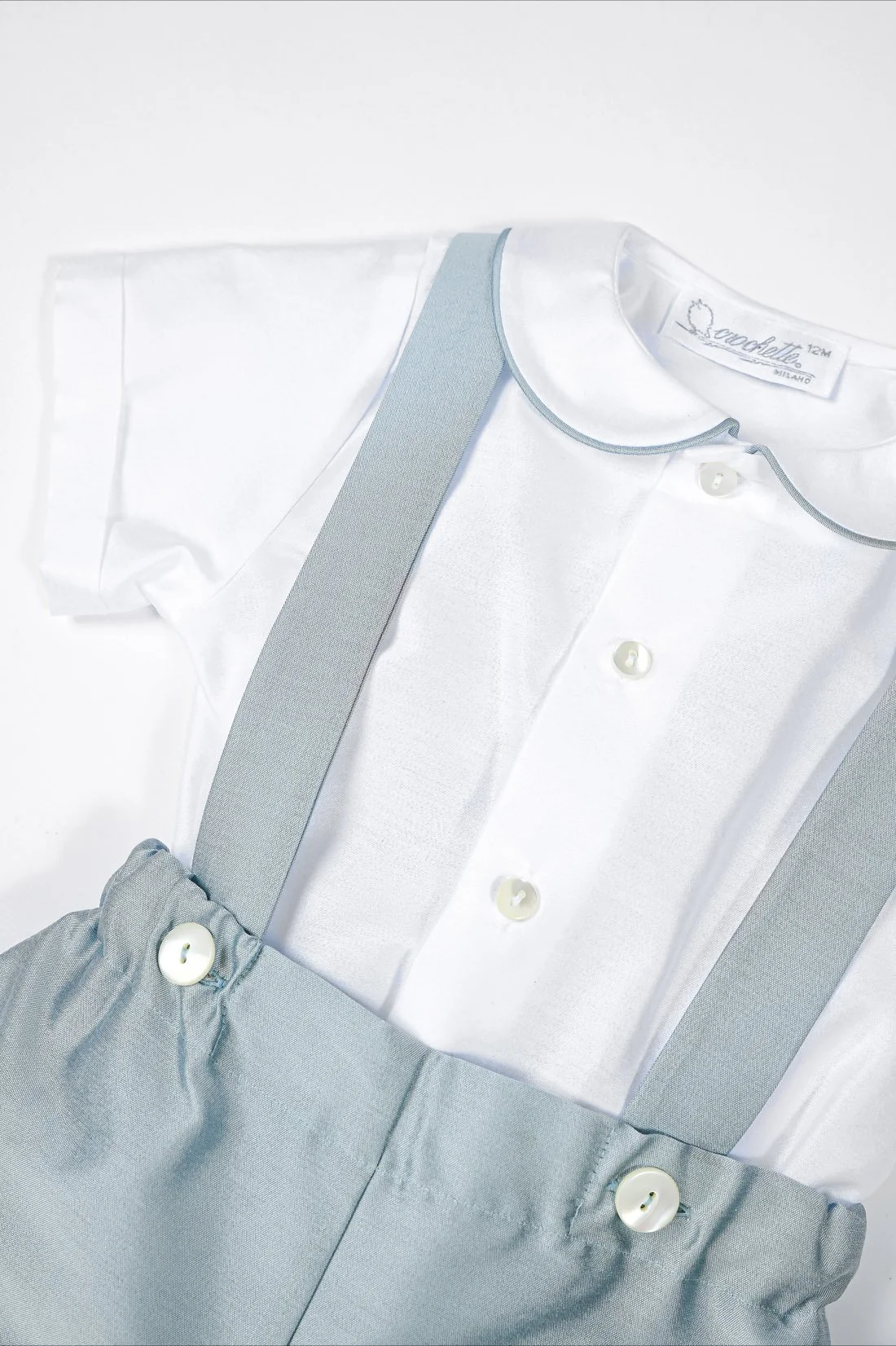 Completo camicia raso bianco e zuava raso azzurro polvere dettaglio.jpg