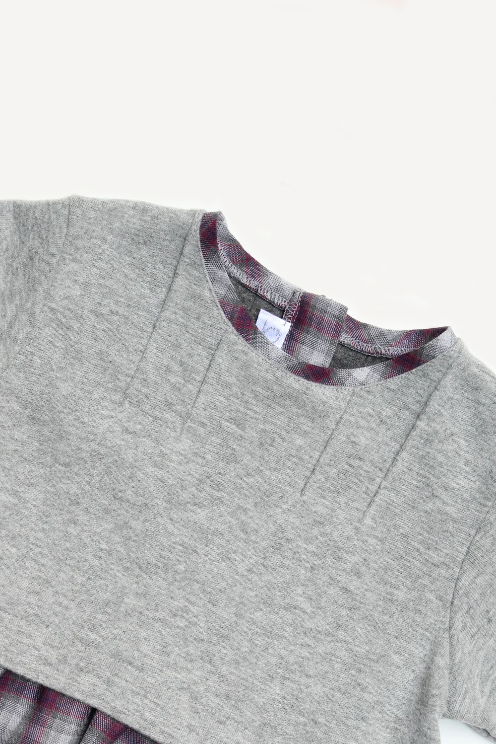 Vestito bambina in maglia grigia e scozzese viola — Crochette