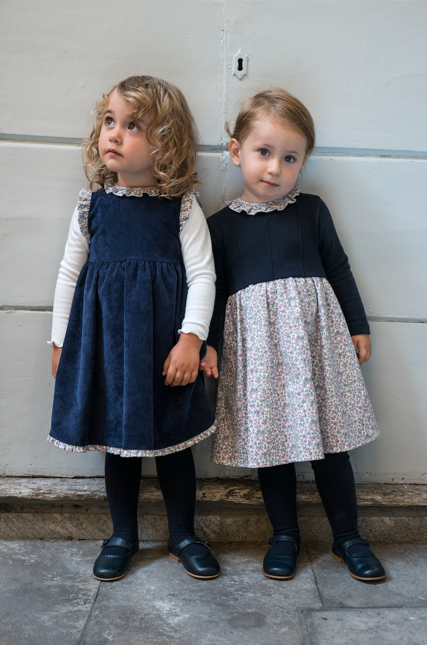 Abito bambina in maglia blu e fiori malva indossato