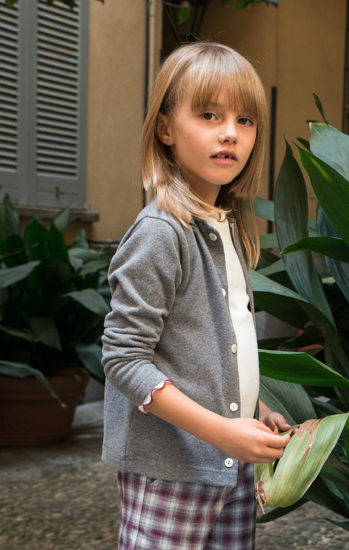 Cardigan unisex in maglia grigio indossato