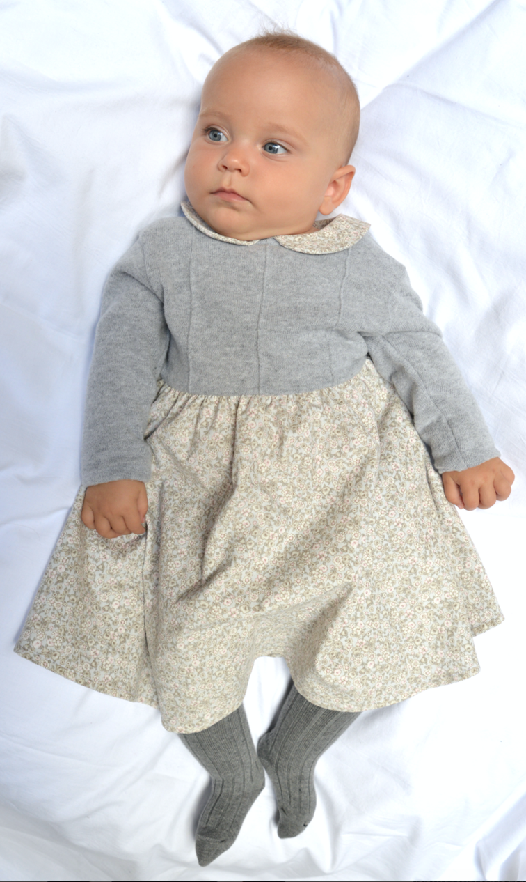 Abito bambina in maglia grigia e velluto a fiori indossato