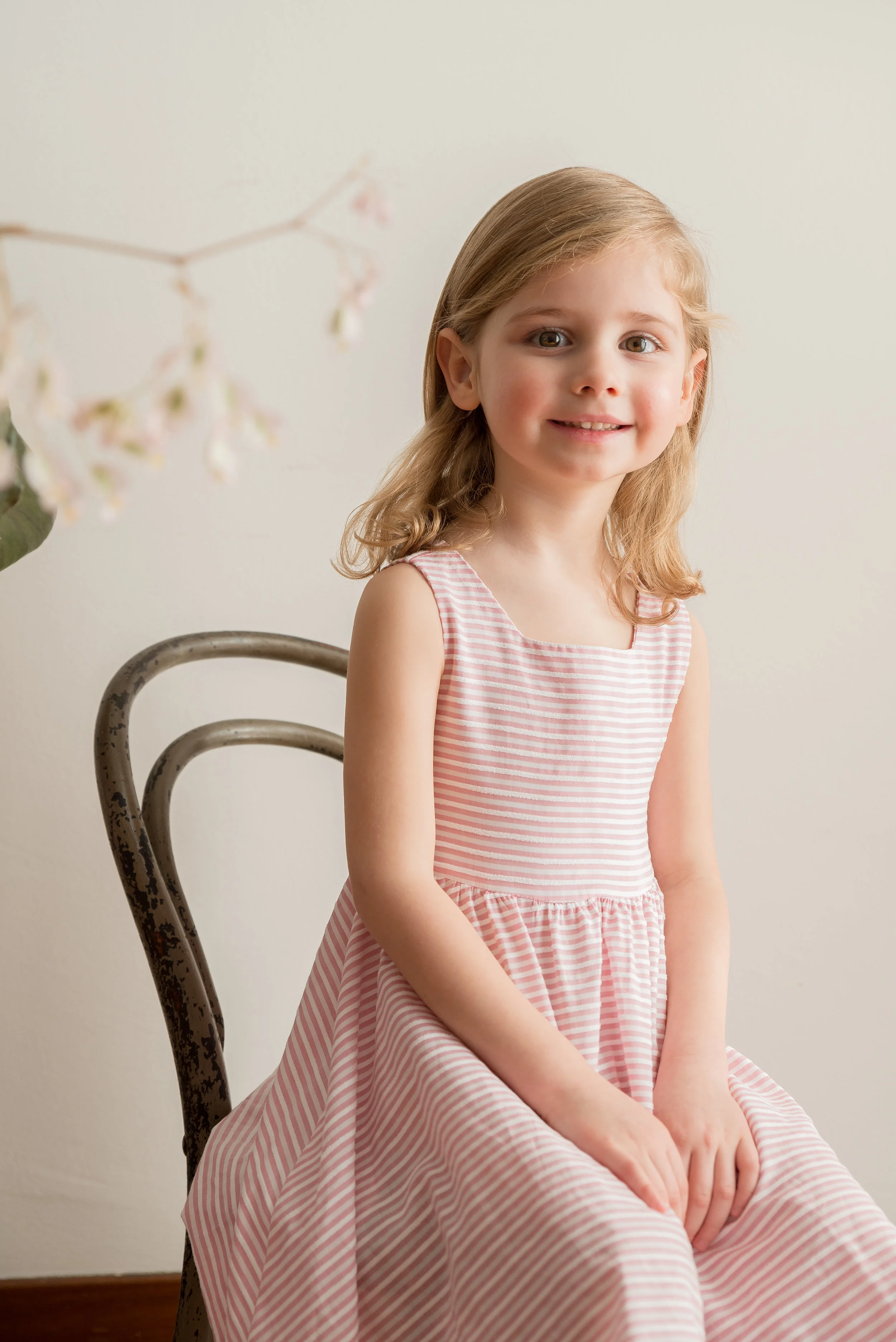 Scamiciato bambina a righe corallo indossato