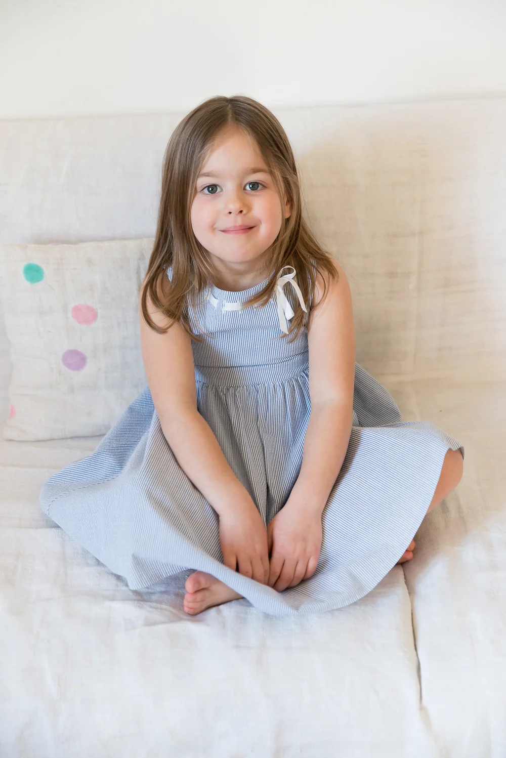 Vestito per bambina con nastrino a righe blu — Crochette