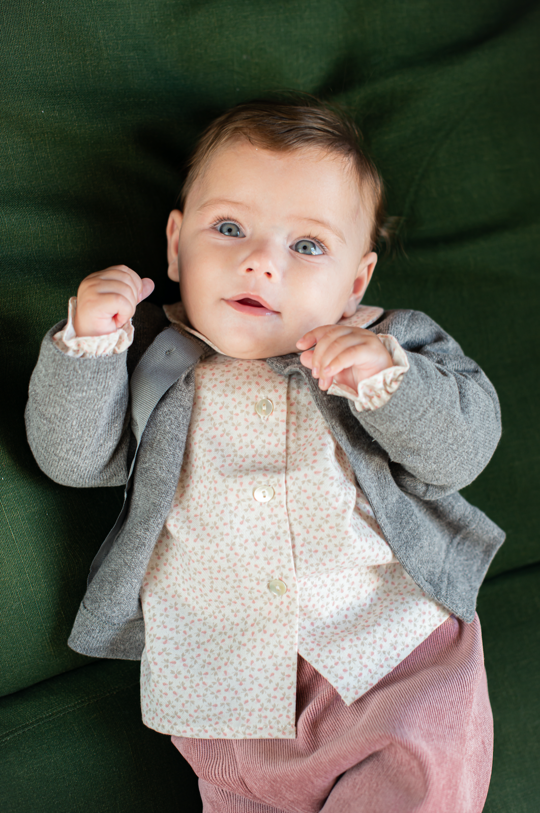 Camicia bambina a fiori rosa indossata