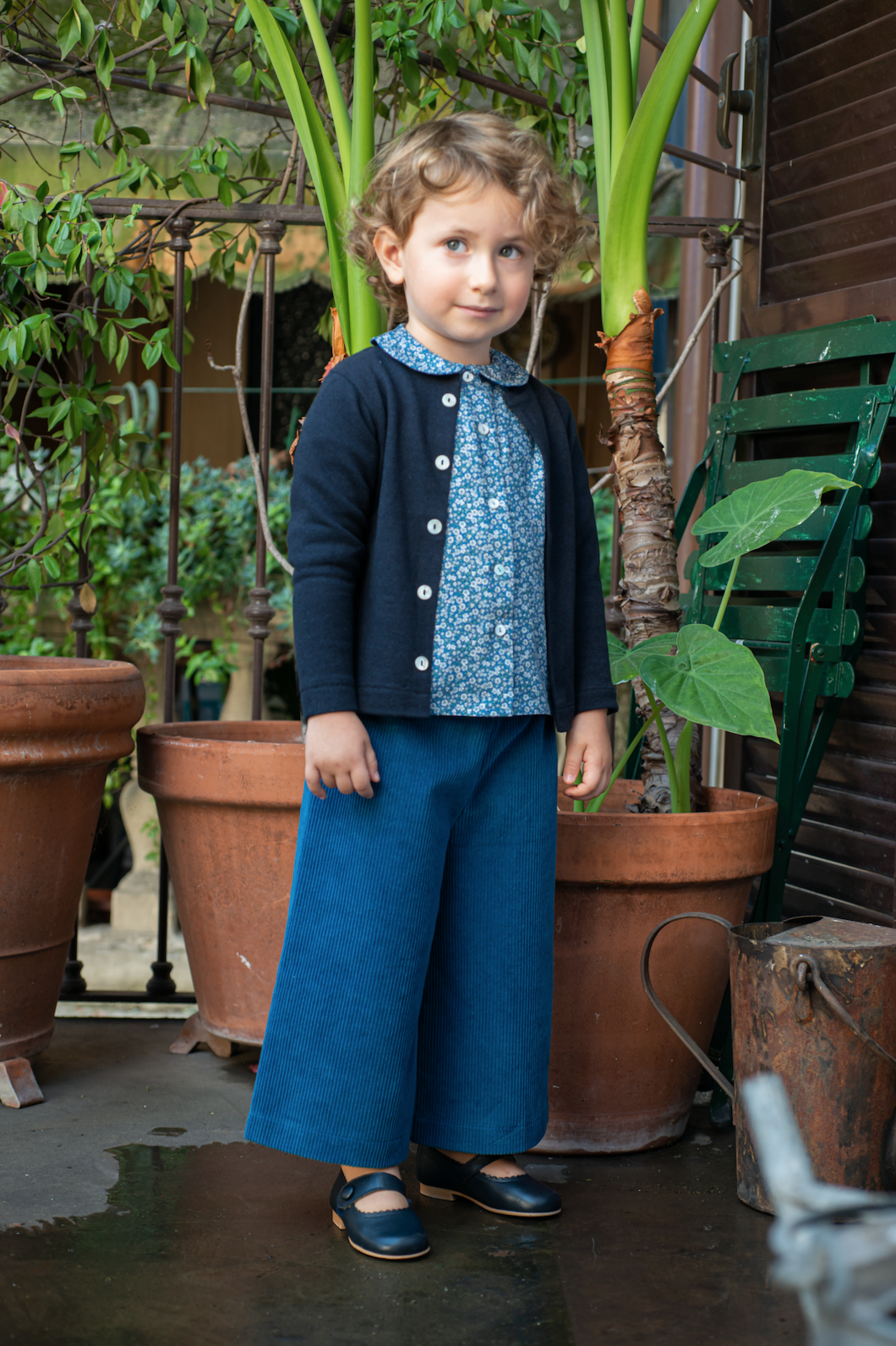 Pantaloni larghi bambina in velluto avio indossati