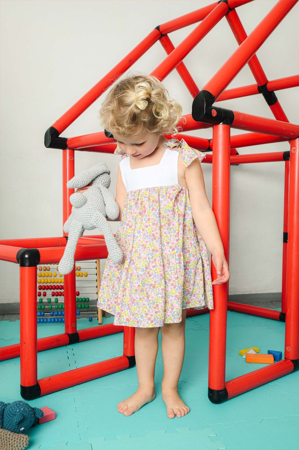 Vestito per bambina con fiocchi a fiori gialli — Crochette