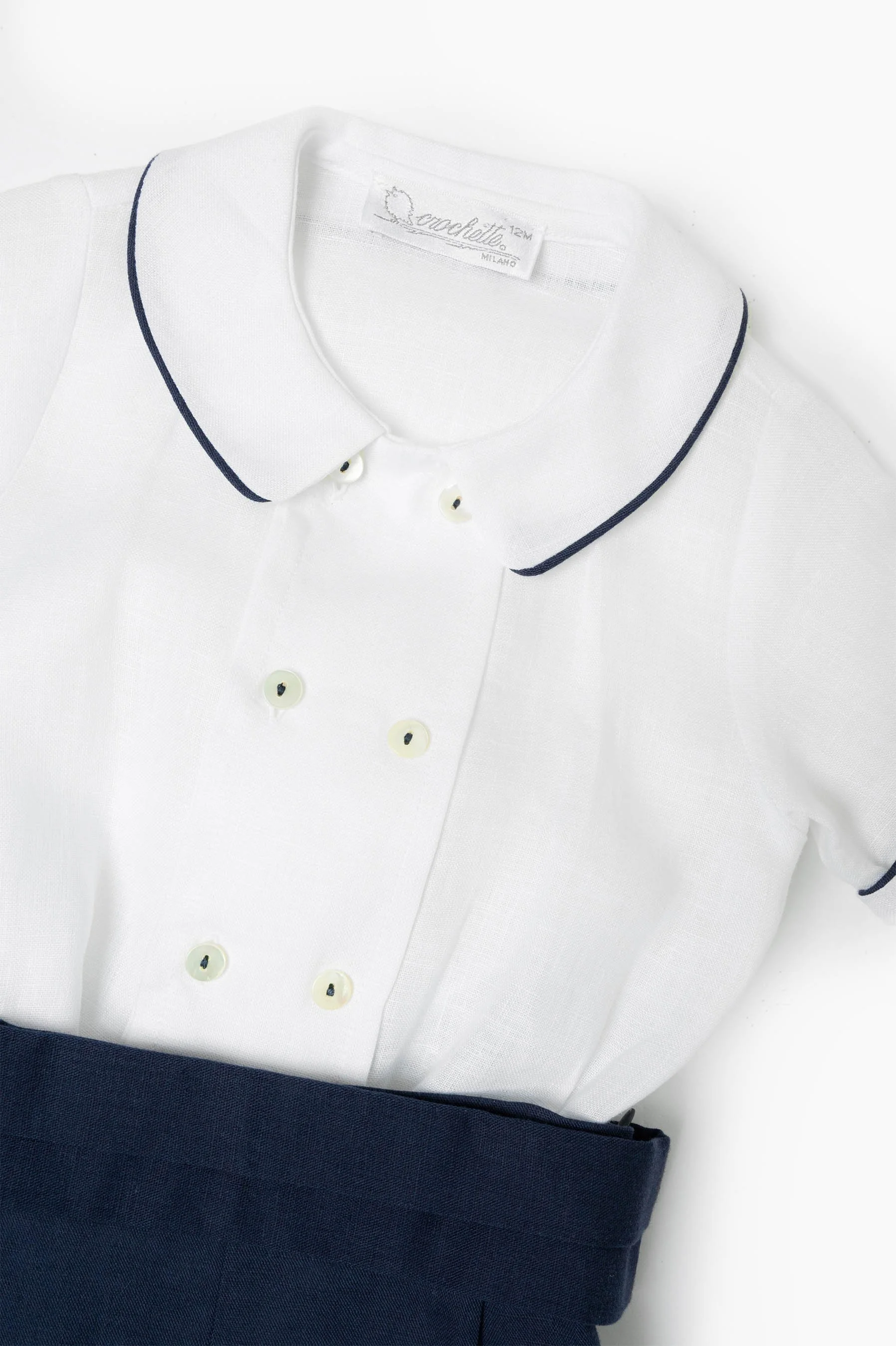 Completo camicia doppiopetto lino bianco e bermuda blu dettaglio