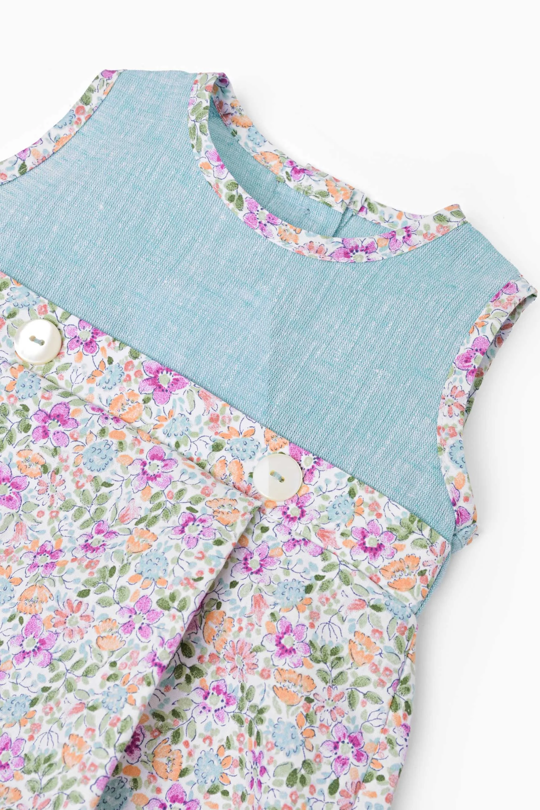 Pagliaccetto neonata lino turchese e fiore viola dettaglio.jpg