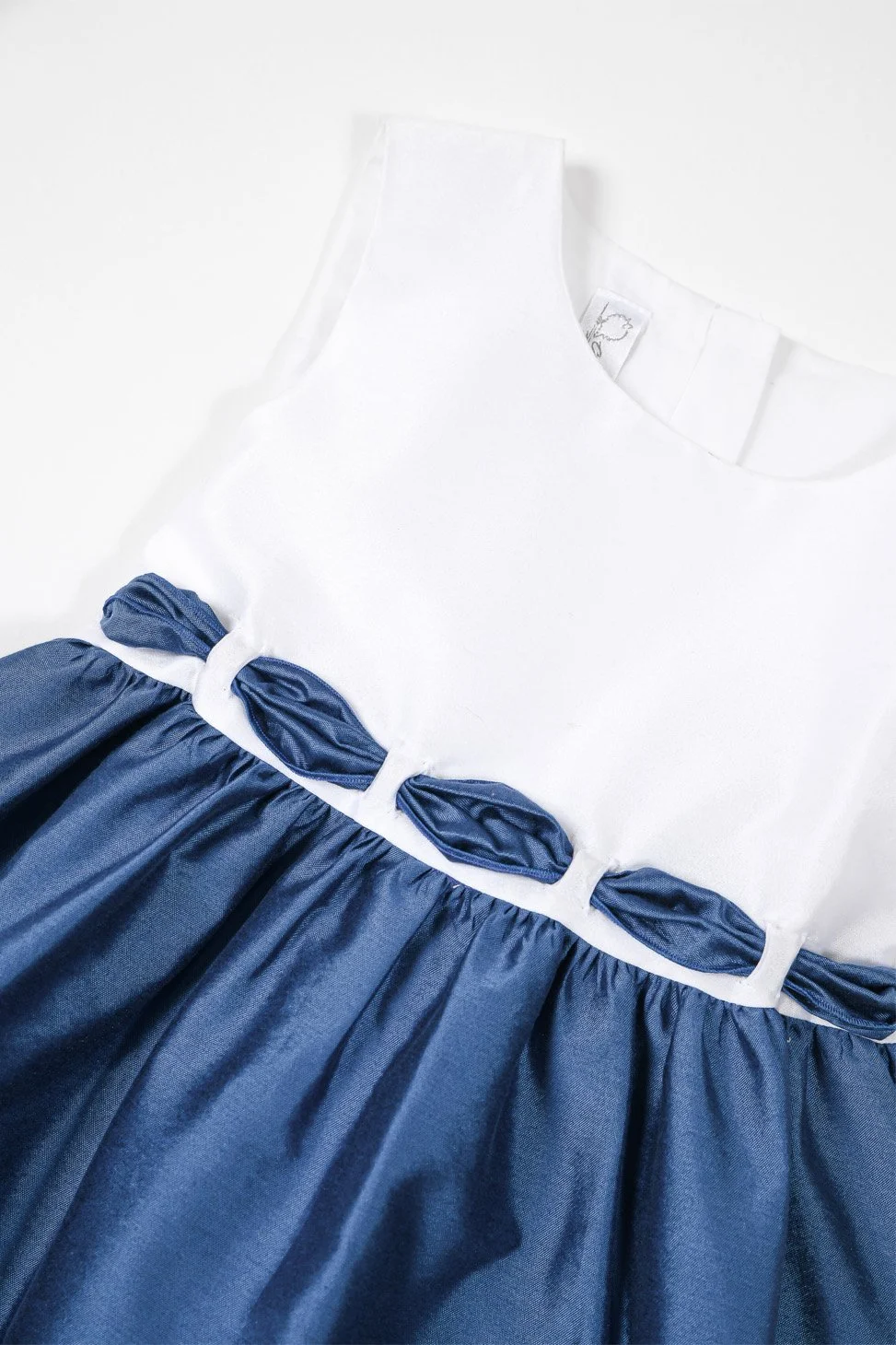 Vestito bambina raso bianco e nastro blu cina dettaglio