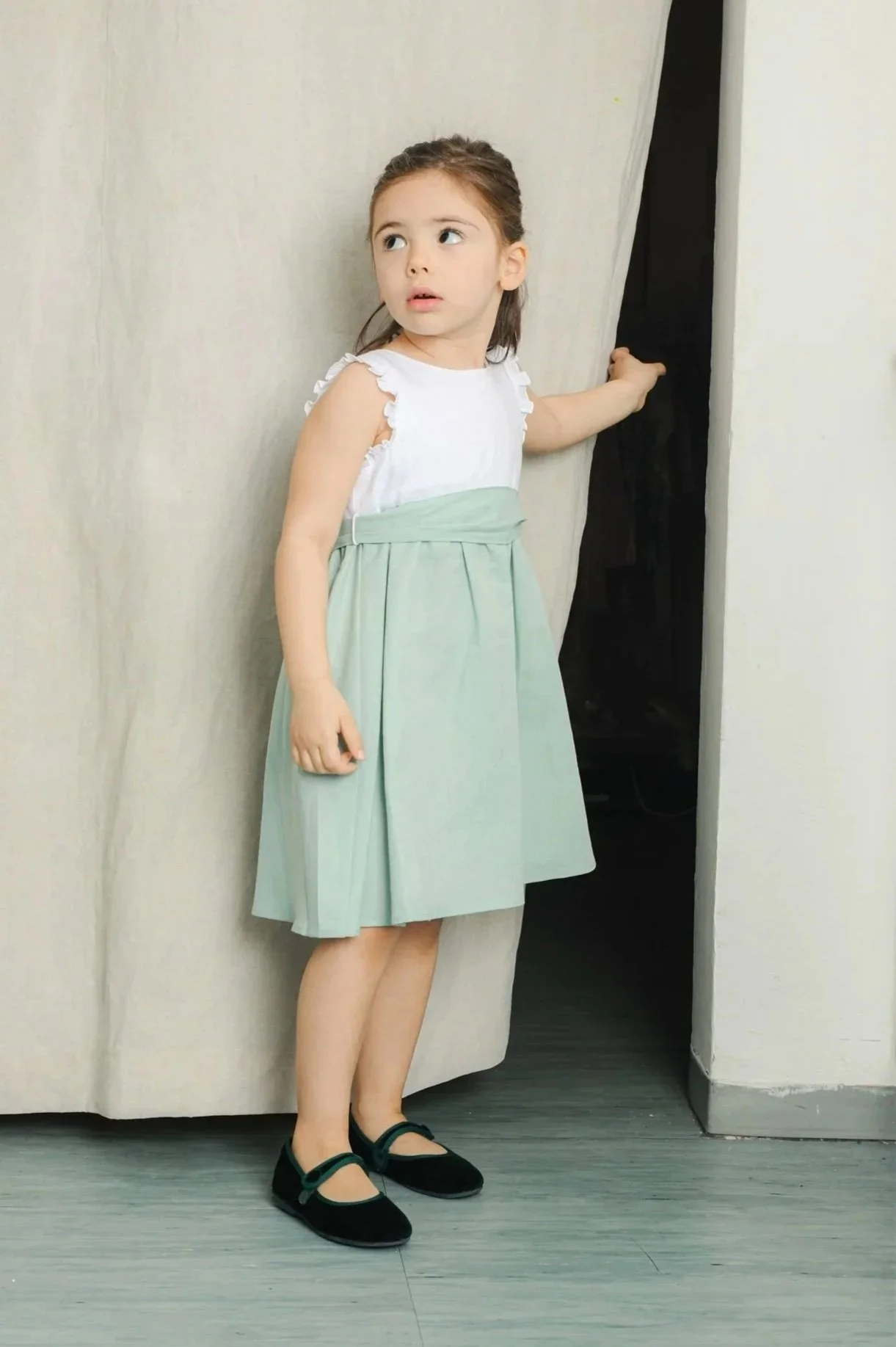 Vestito bambina con corpino in lino bianco e gonna e cintura in verde agave