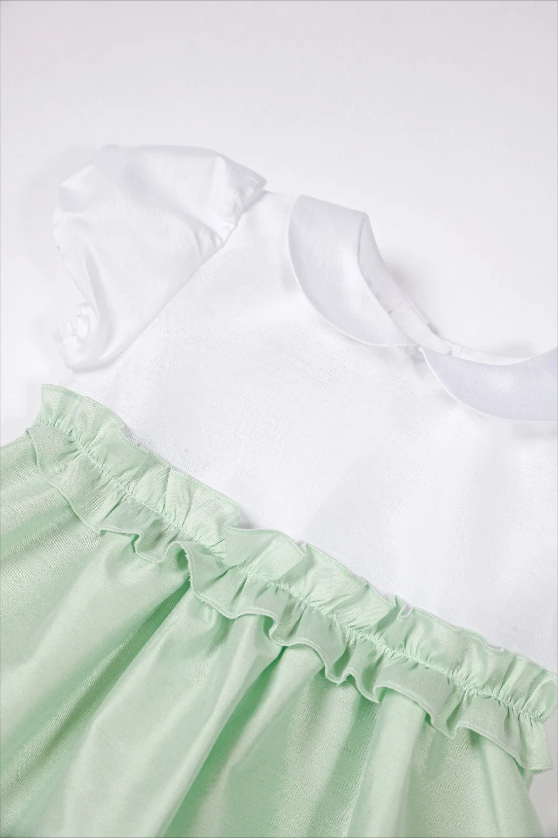 Vestito raso bianco e verde menta dettaglio.jpg