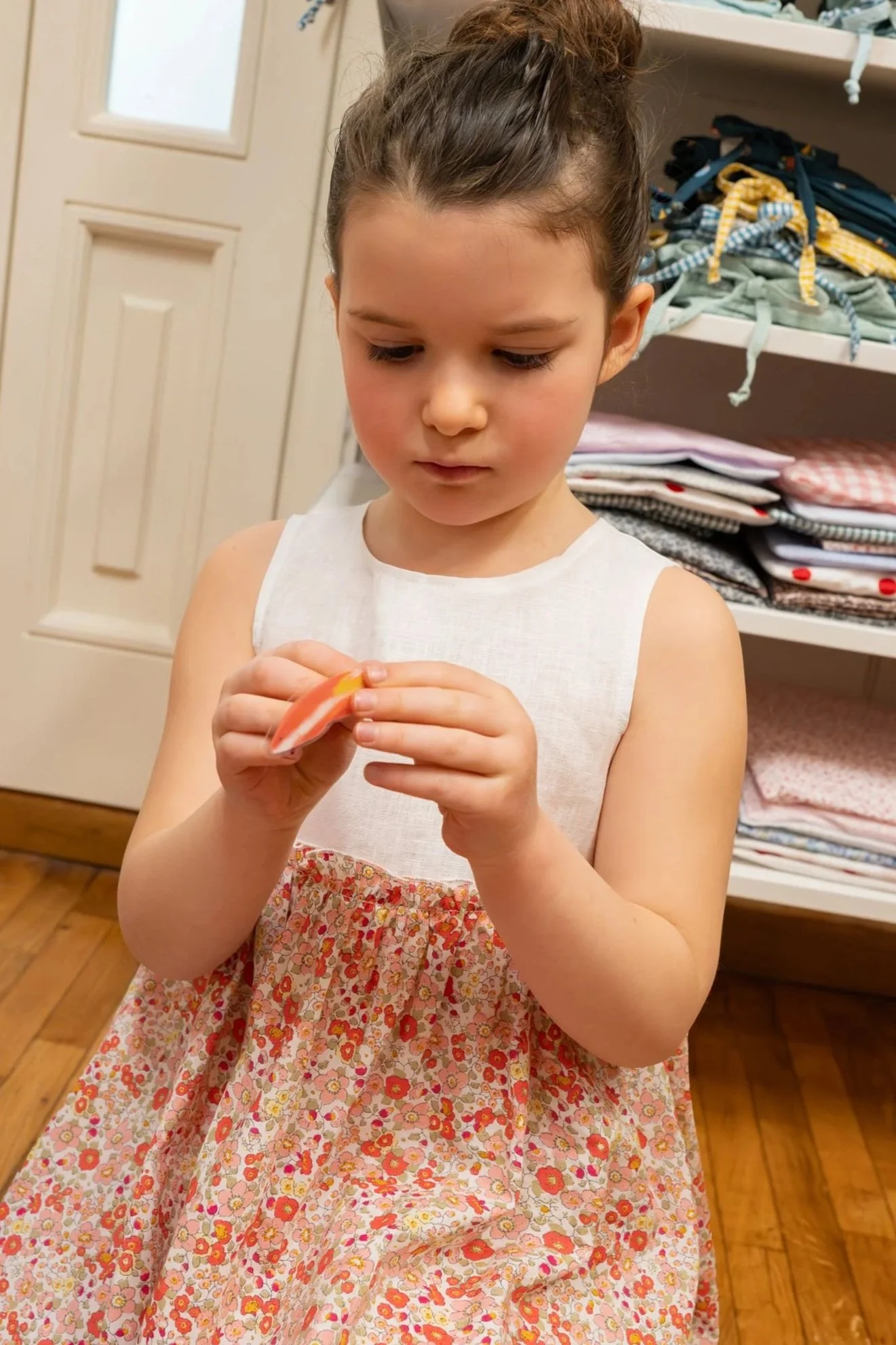 Scamiciato bambina bianco e fiore arancione Crochette