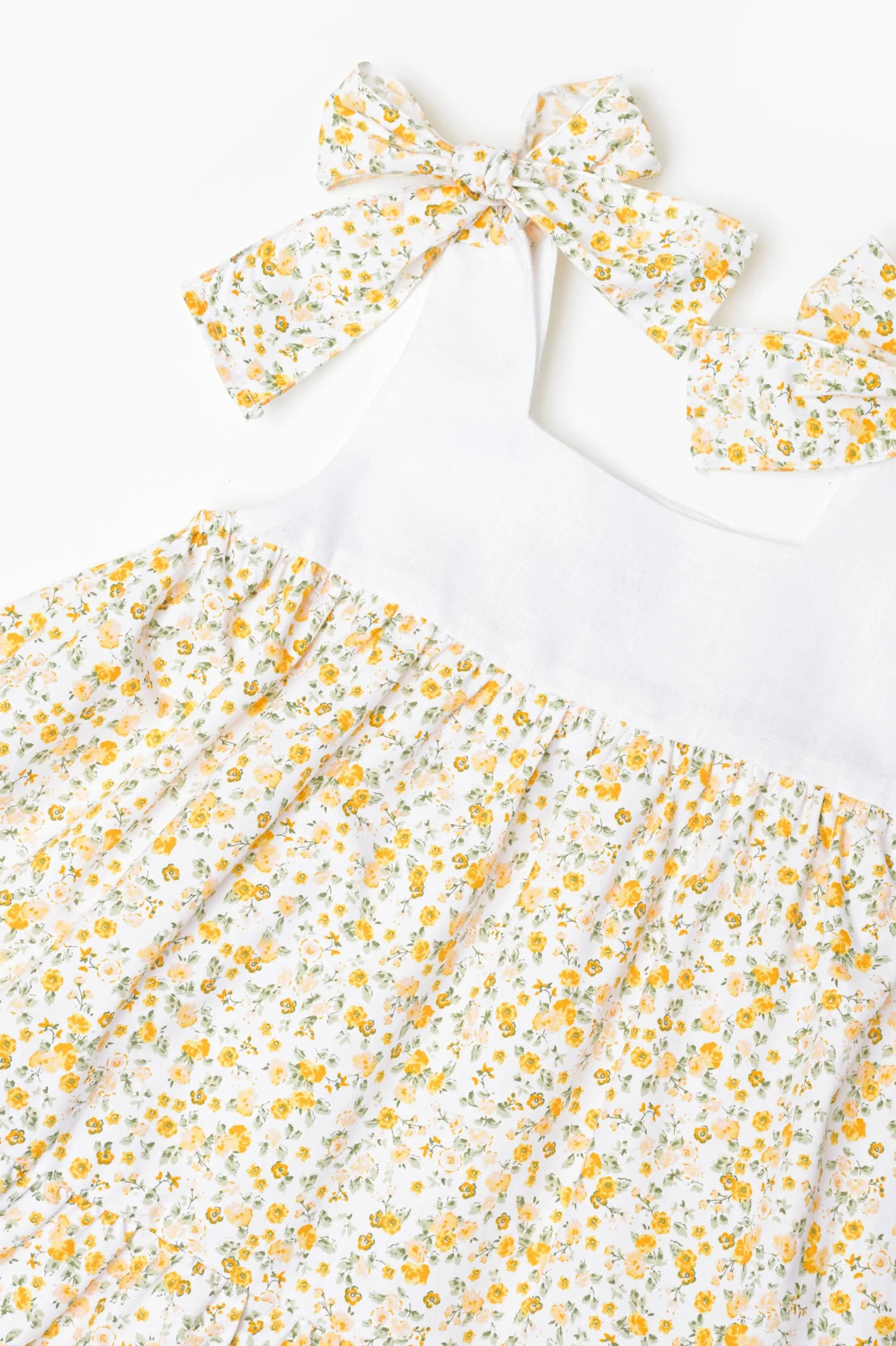 Scamiciato bambina con fiocchi fiore giallo dettaglio