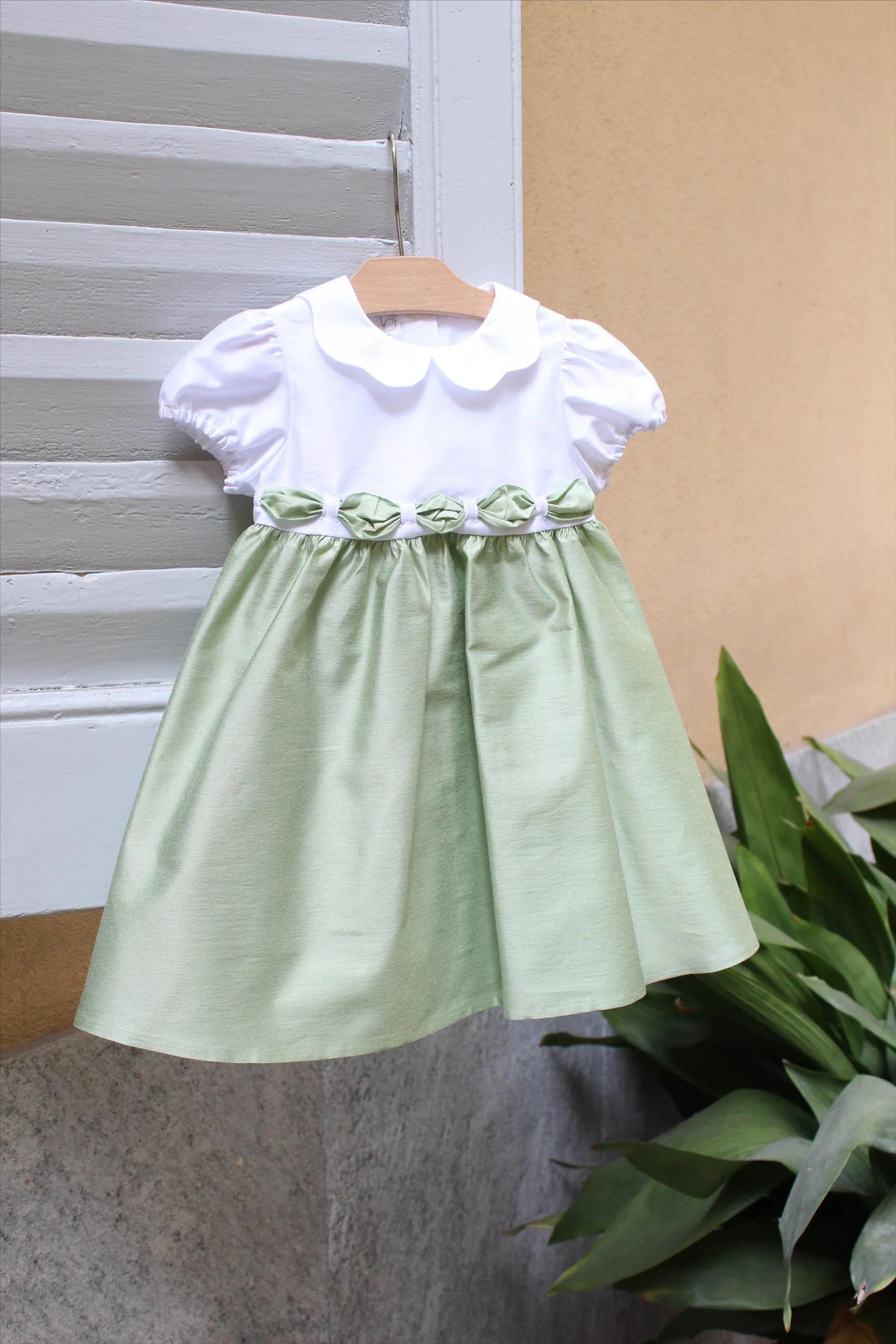 Vestito bambina cerimonia raso bianco e verde con nastro