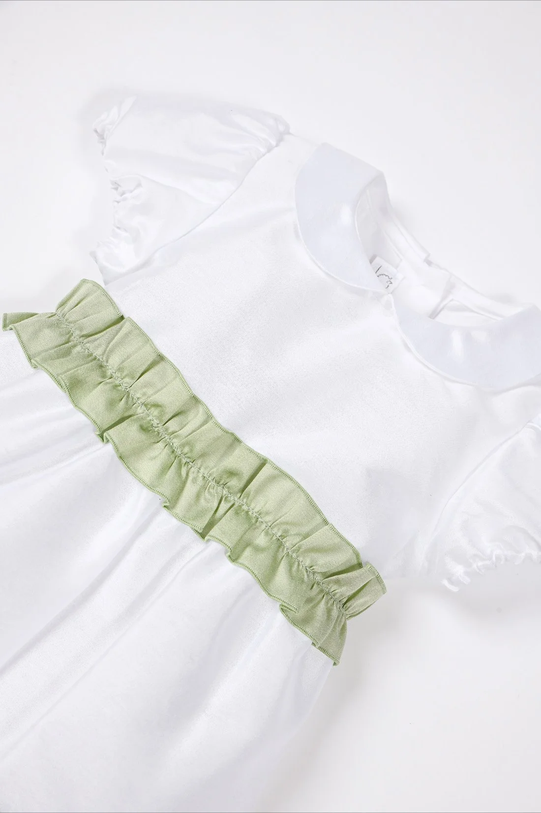 Pagliaccetto cerimonia neonata raso bianco rouches verde dettaglio rouches verde kiwi