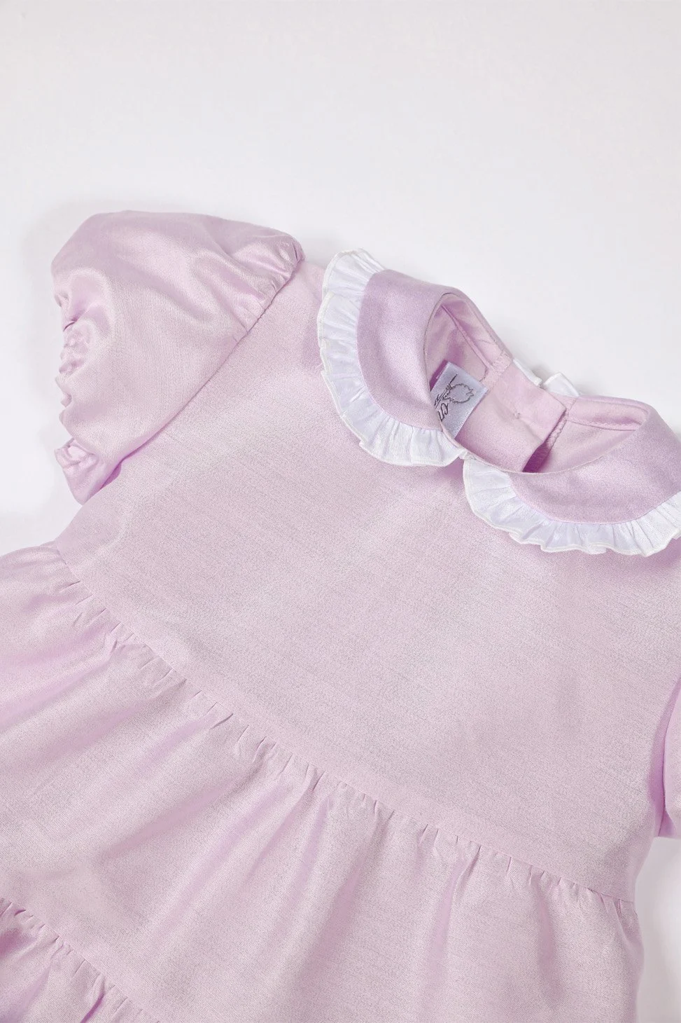 Vestito bambina a balze in raso lilla dettaglio coletto.jpg