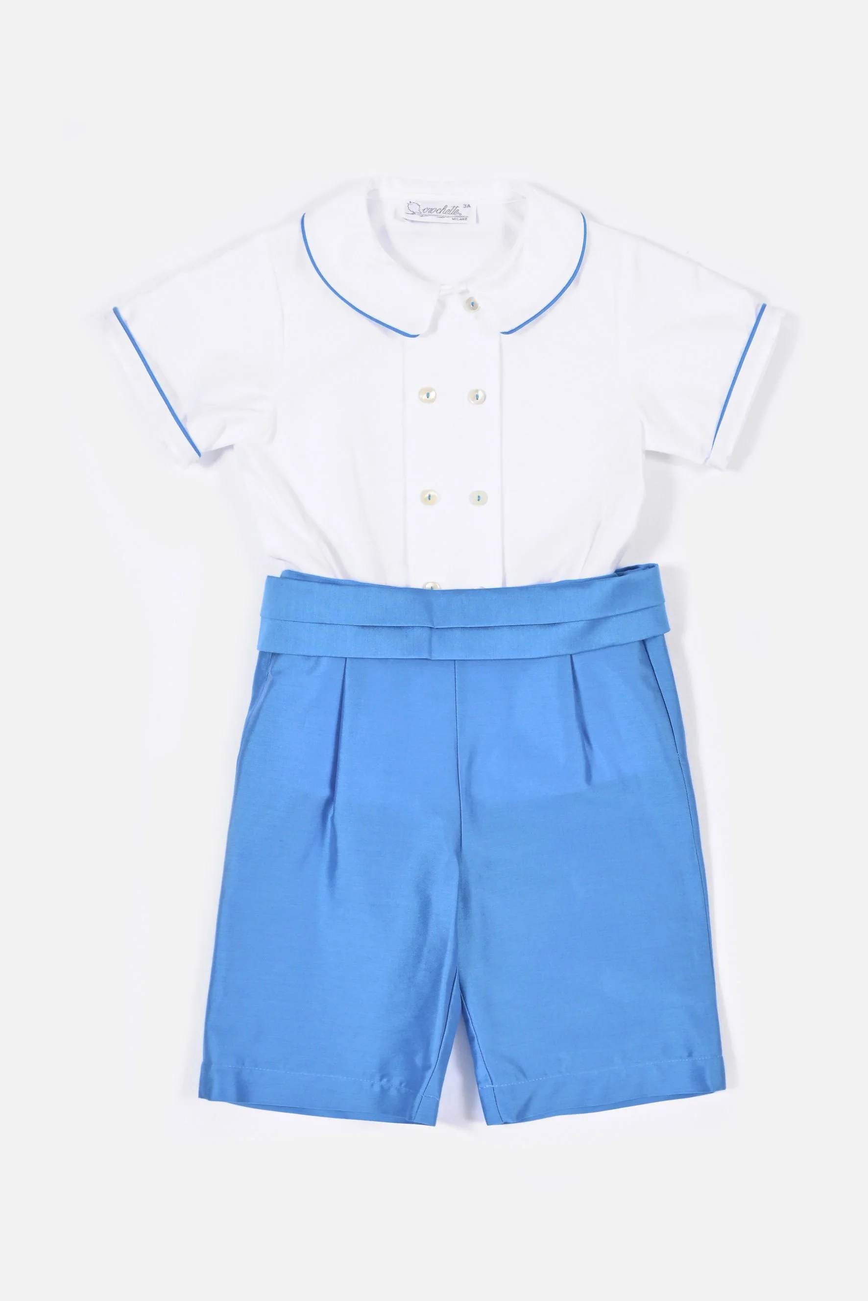 Completo cerimonia camicia doppiopetto in raso bianco e bermuda e cintura in raso azzurro Grecia.jpg