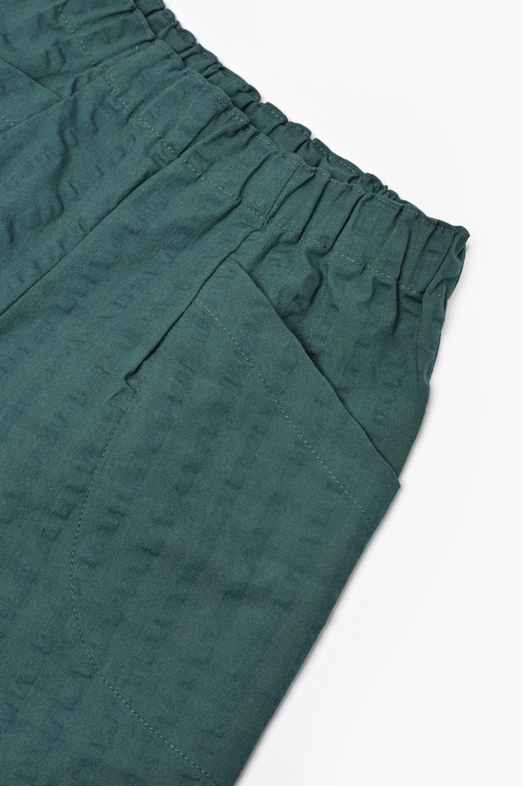 Bermuda bambino goffrato verde foresta dettaglio tasche