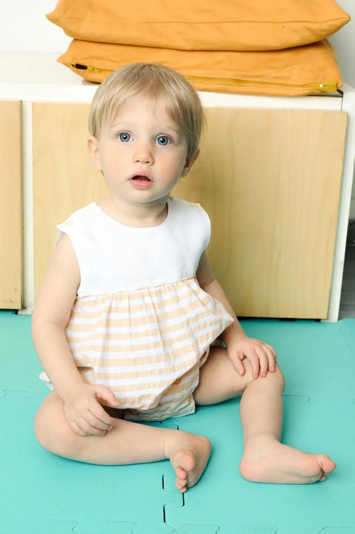 Pagliaccetto neonato con corpetto in lino bianco e  braga in maxi riga gialla