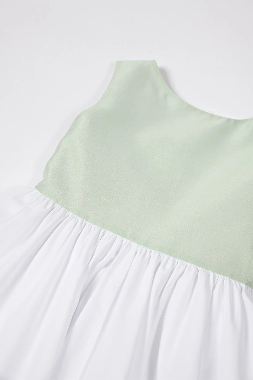 Vestito bambina raso verde menta e popeline bianco dettaglio