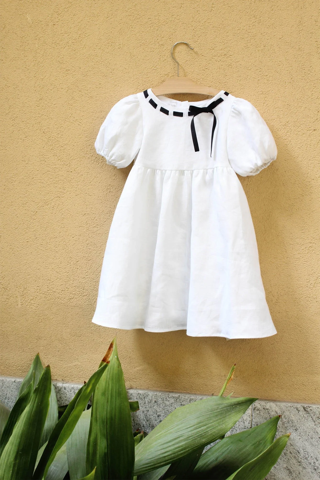 Vestito bambina in lino bianco con nastro blu Crochette