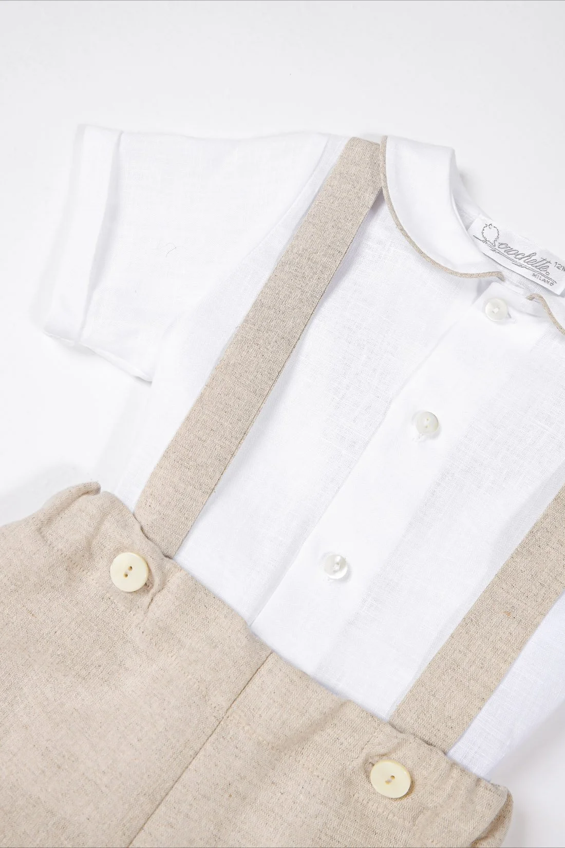 Completo camicia lino bianco zuava bretelle lino beige dettaglio.jpg