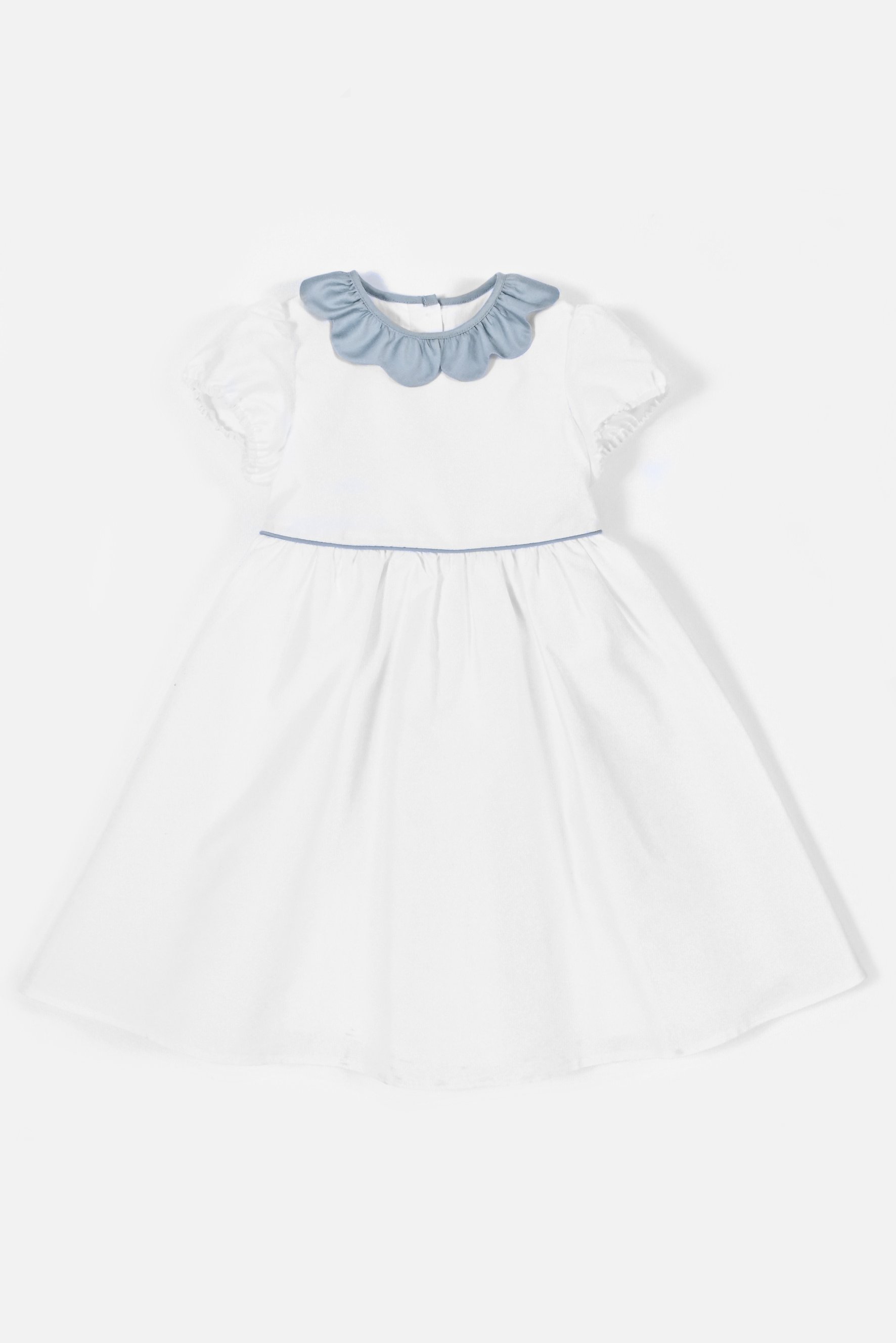 Abito bianco collo petalo arricciato azz polvere.jpg