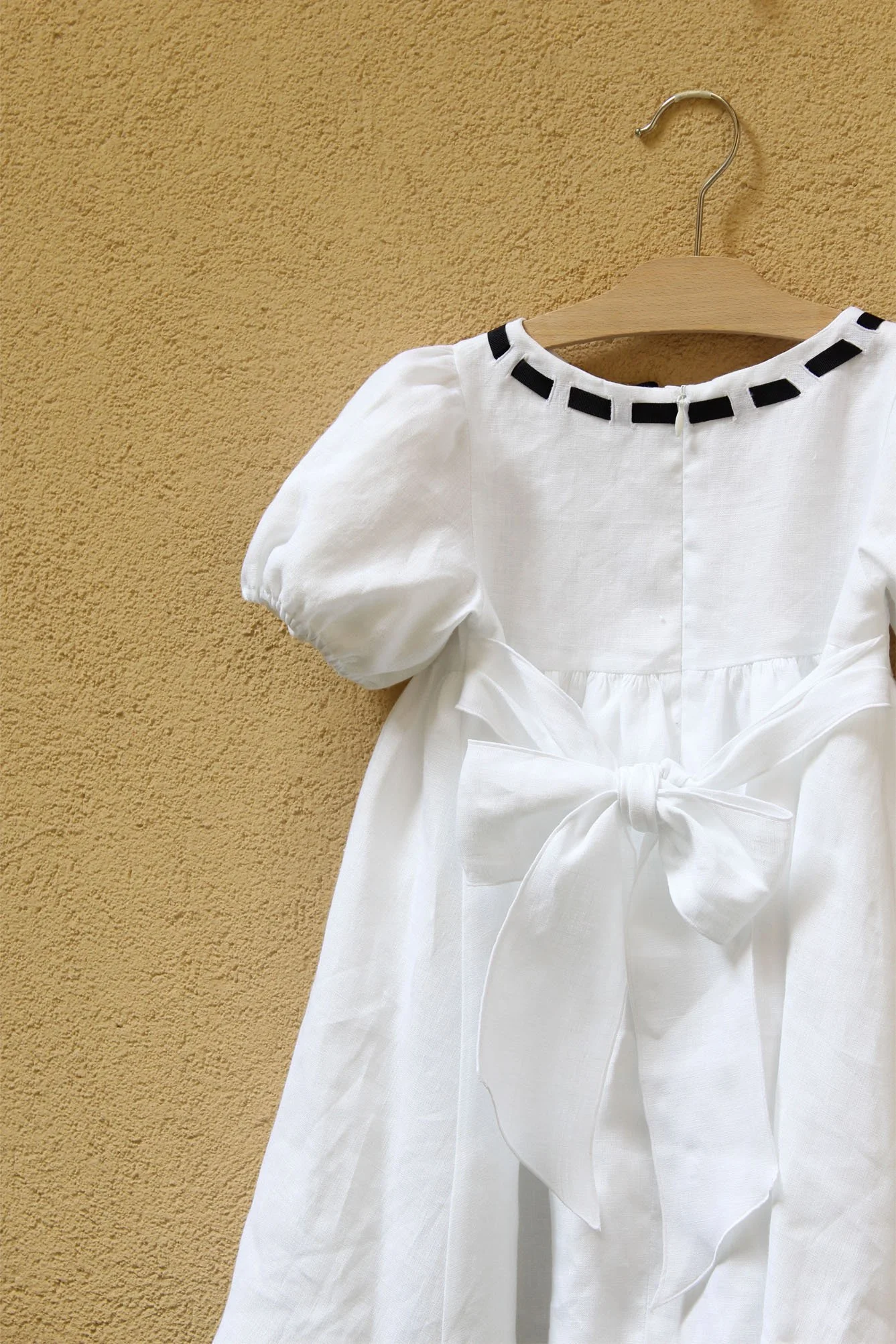 Vestito bambina in lino bianco con nastro blu dettaglio retro