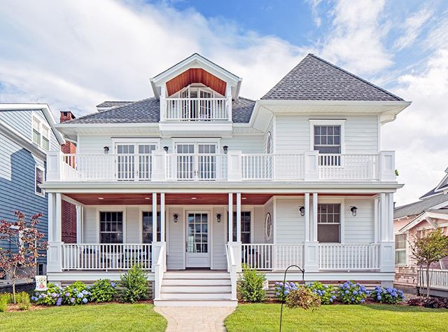 Ending our Monday on a high note with a photo of this beautiful home!