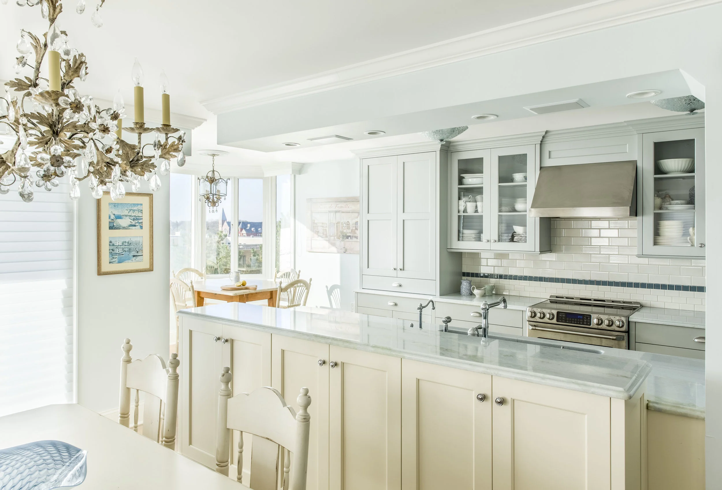 We love the style and colors of this kitchen! With a classic and modern design, the colors really give off a beachy vibe!