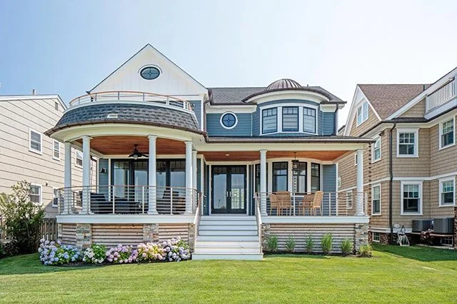 When Thursday’s feel like Friday’s, we dream about spending our weekends outside on a back porch like this ☀️