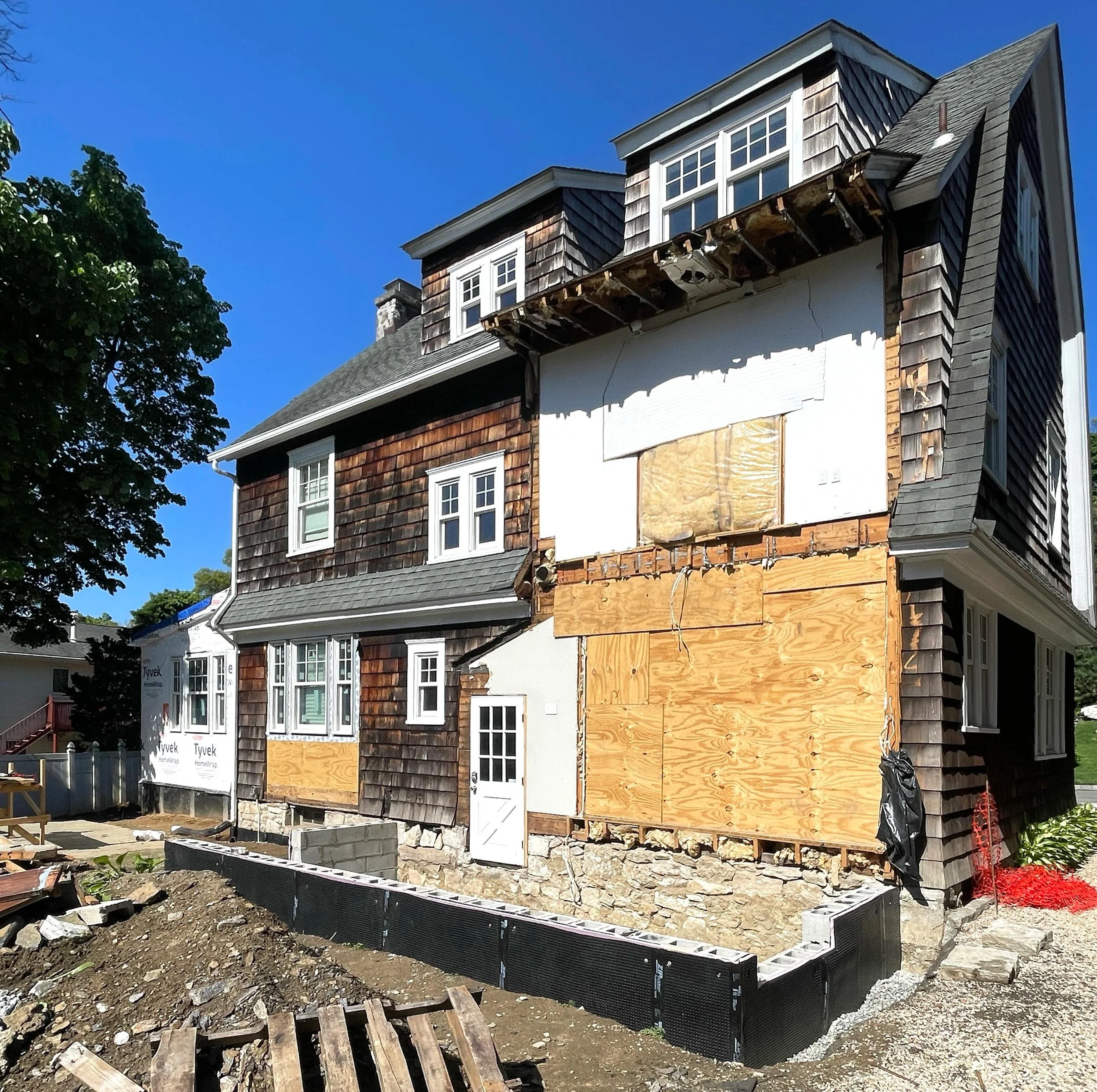 The kitchen addition foundation is finally moving forward after a week of rock removal and lengthy permit amendment porocess. Hope that we can make up time on the framing. #westchestercounty #yonkers #residentialadditions #reidarchitecture