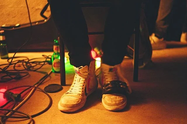Toe tapping with @thetroublenotes. @sofarsoundsparis, somewhere on the line 8.
.
.
.
#35mmparis #paris #france #parisjetaime #parismaville #parismonamour #parislove #parislife #seemyparis #thisisparis #sofarparis #music #livemusic #busking #35mm #35m