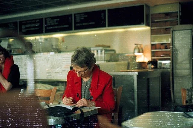 Coffee and croquis. Bob&rsquo;s Bake Shop, 18&egrave;me.
.
.
.🎞 Kodak vision3 500t
.
#35mmparis #paris #france #parisjetaime #paris18 #parismaville #parismonamour #parislove #parislife #seemyparis #theparisguru #coffeeshop #croquis #sketching #35mm 