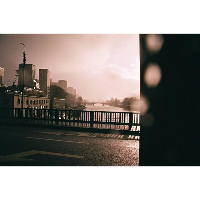 Taking shelter and shooting skylines. Pont de Bir-Hakeim, 15&egrave;me.
.
.
#35mmparis #paris #france #parisjetaime #paris15 #inceptionbridge #skyline #theparisguru #parisskyline #parismaville #parismonamour #parislove #parislife #photogratphie #seem