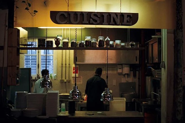 La cuisine. @larecyclerie, 18&egrave;me.
.
.
.
#35mmparis #paris #france #parisjetaime #paris18 #parismaville #parismonamour #parislove #parislife #seemyparis #kitchen #cuisine #larecyclerie #basicfrenchwords #pariscafe #35mm #35mmphotography #argent
