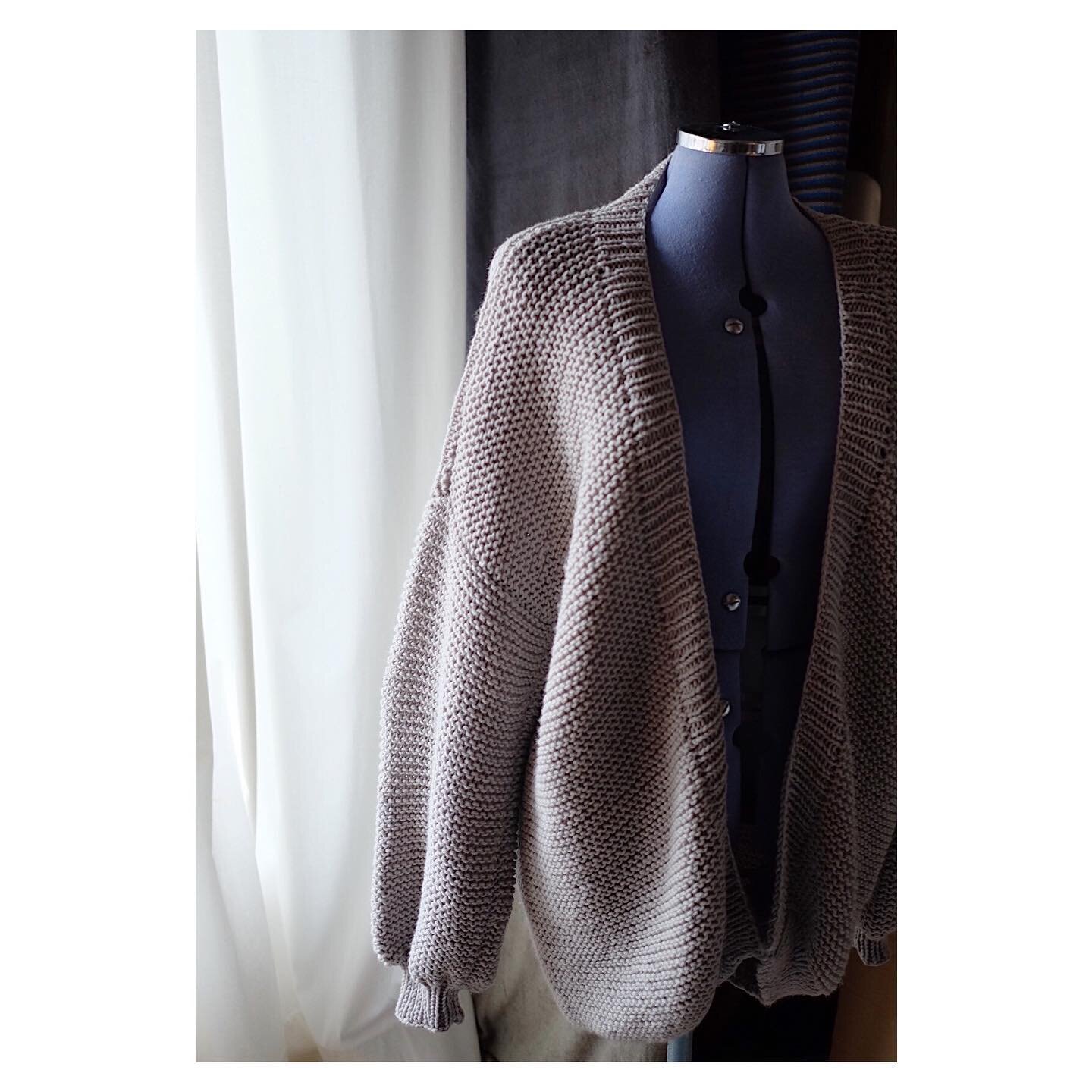 Trying to take pics of all the things I&rsquo;ve made over the last year, so let&rsquo;s start with a grey cardi for a grey day here. 
This was my first foray back into knitting in about 5 years. Had only ever made a scarf before so thought might as 