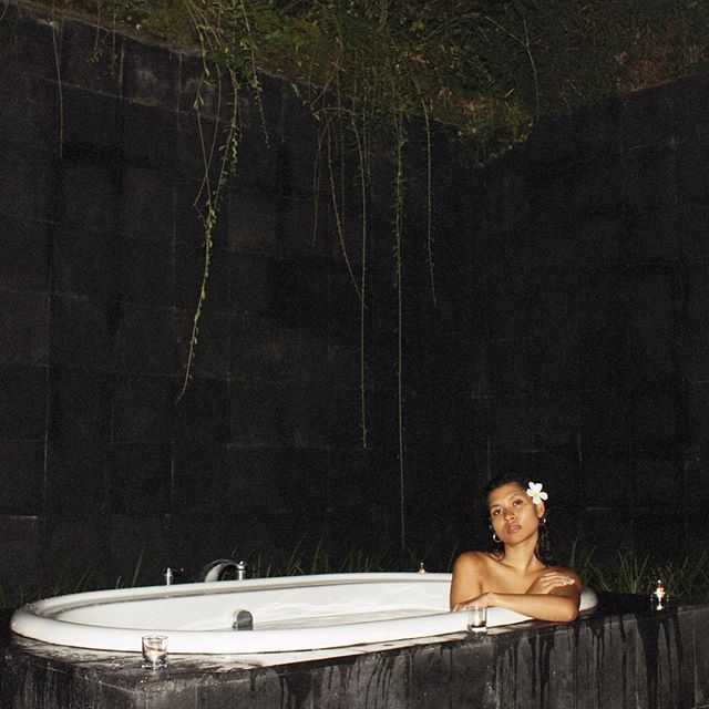 Midnight bath under the stars goals via @merrylinboro #kushqueen