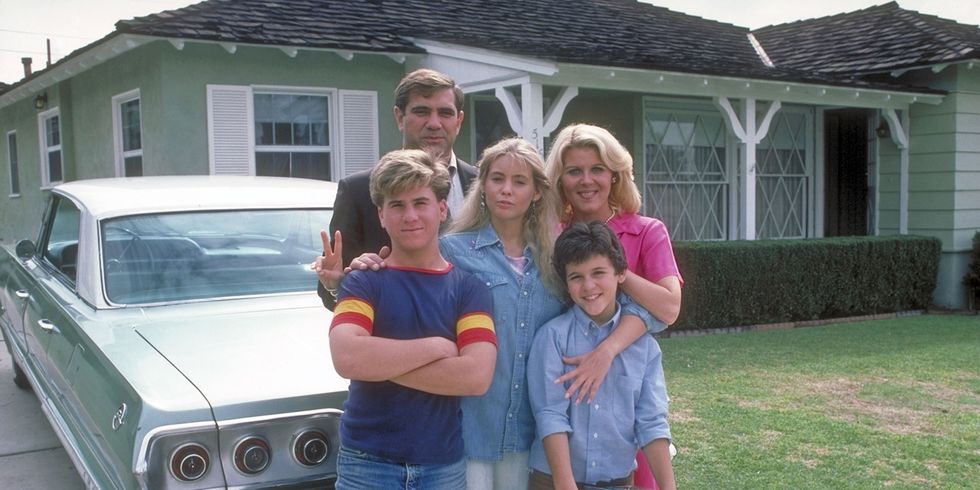 In front of their house, the Arnold family: Jack (back, portrayed by Dan Lauria ), Wayne (middle left, Jason Hervey ), Karen (middle center, Olivia d’Abo ), Norma (middle right, Alley Mills ), and Kevin (front, Fred Savage ). © New World Television