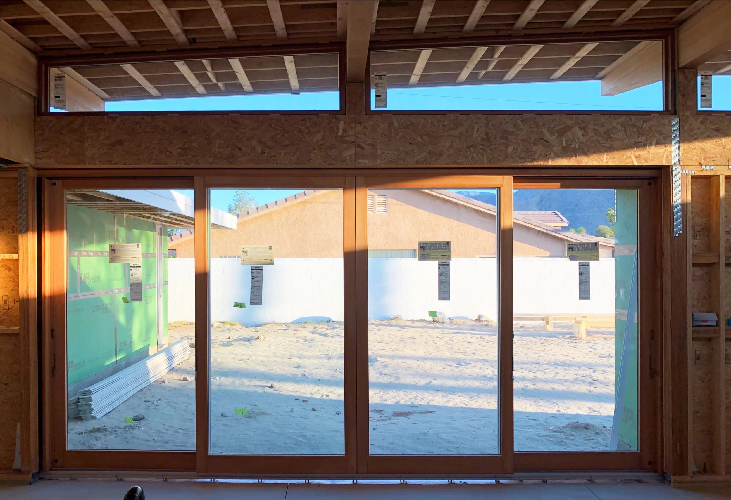 turkel_modern_design_prefab_axiomdeserthouse_marvin_liftandslidedoors_closed.jpg