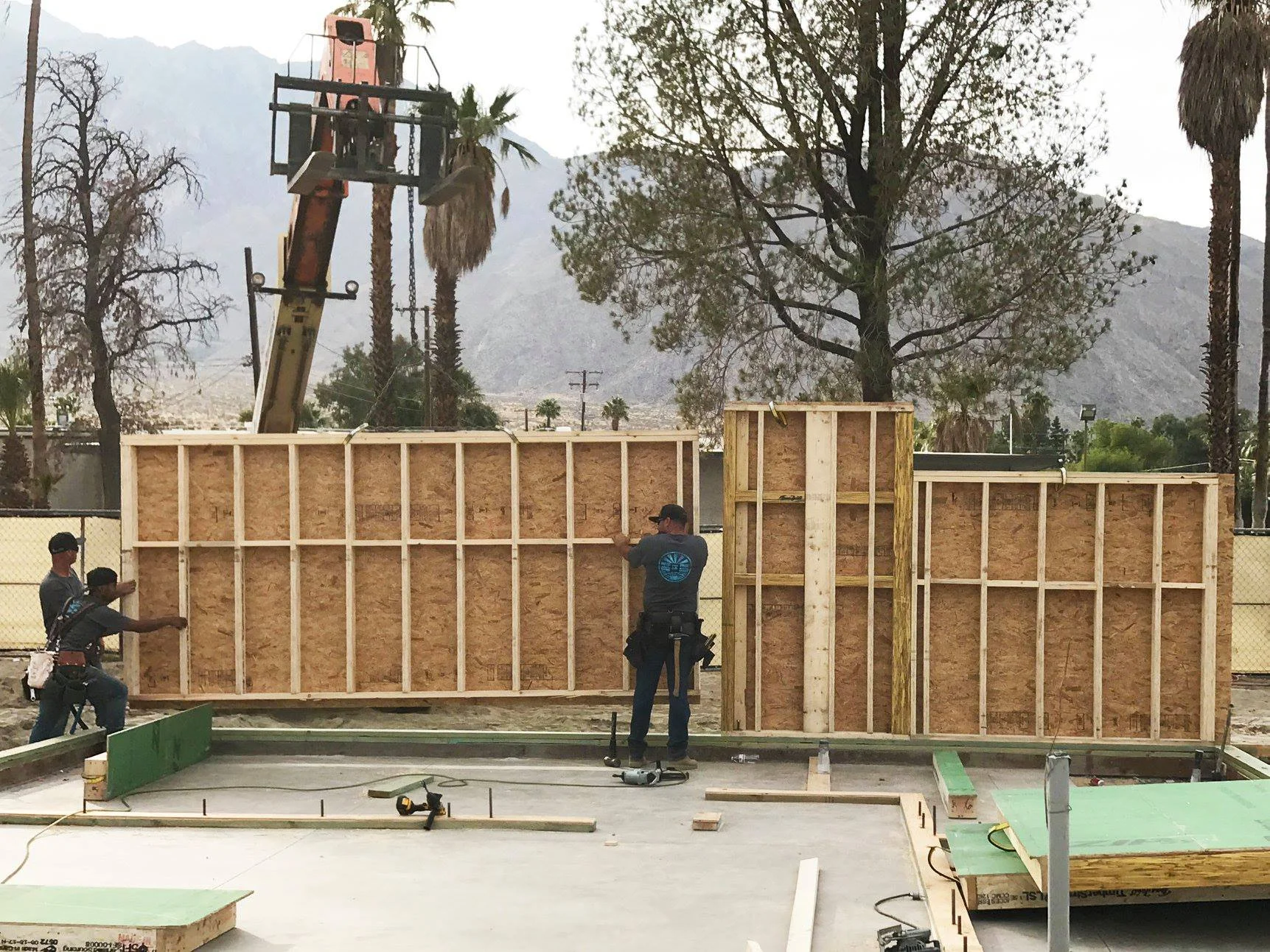 turkel_design_modern_prefab_home_axiomdeserthouse_assembly_begins.jpg