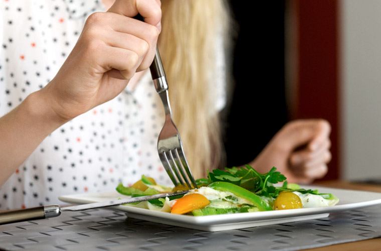 THIS IS WHAT WELLNESS PROS EAT FOR BREAKFAST WHILE TRAVELING