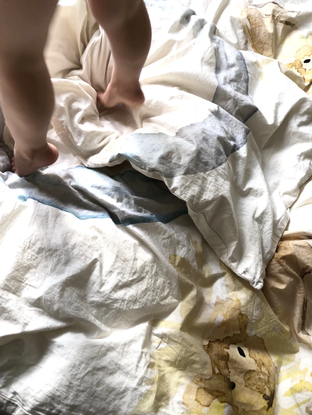 leoleo_juniorbedding_jump.jpg