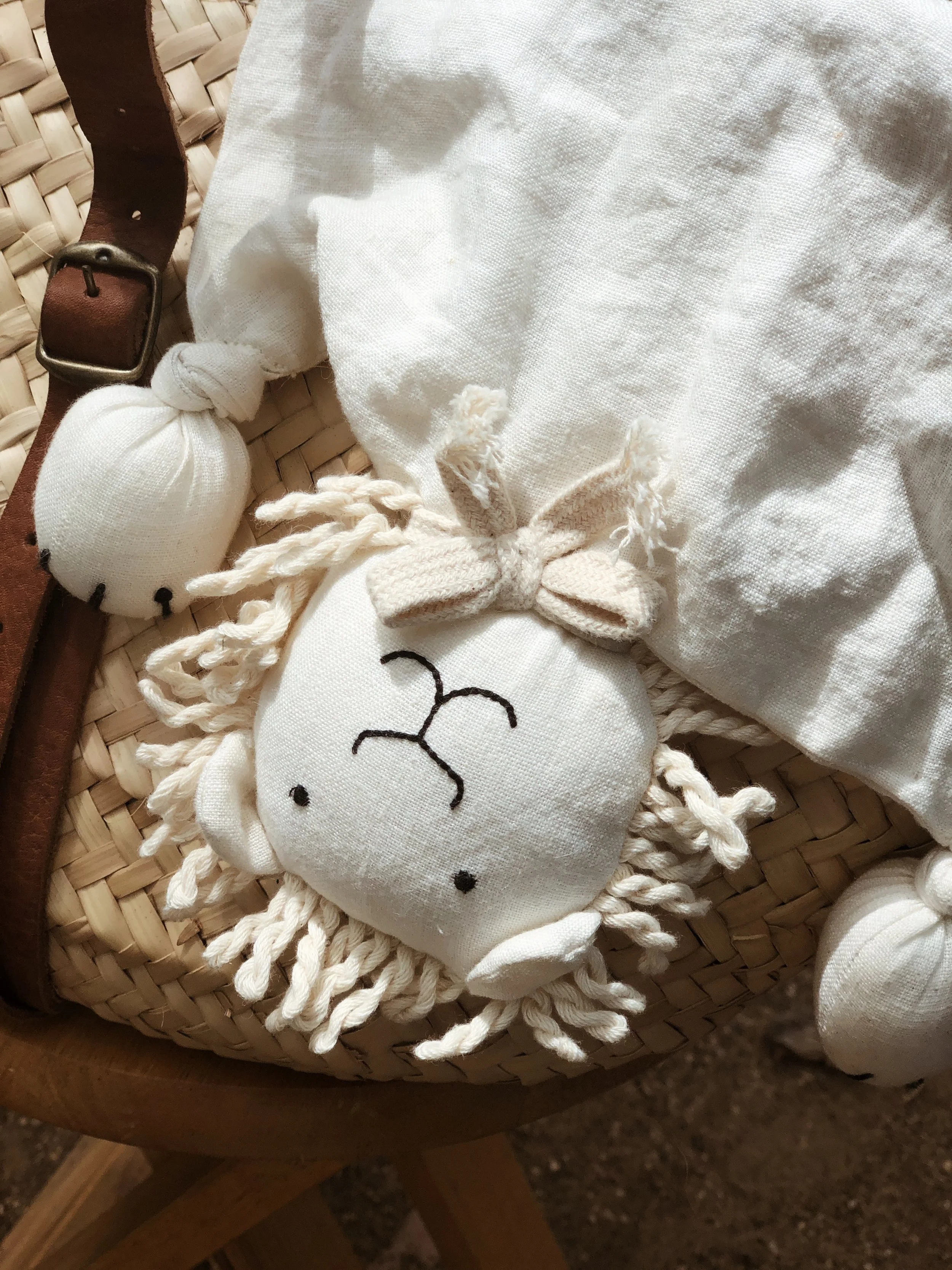 leoleo_cuddle_linen.jpg